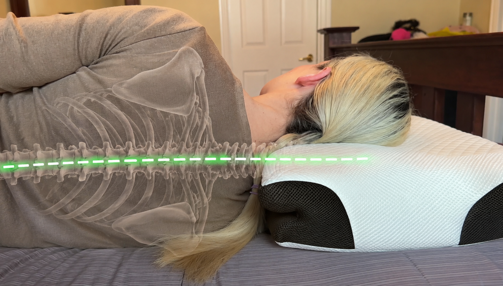 Spine and neck in neutral alignment on the Calmie Contour Relief Pillow